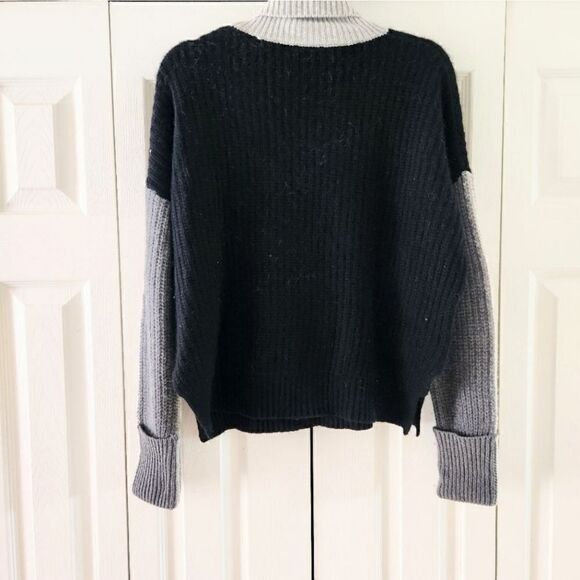 360 Cashmere Black & Grey Colorblock Turtleneck Sweater Size Small - Picture 3 of 3